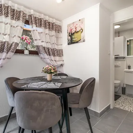 Mila Apartman Klenovica